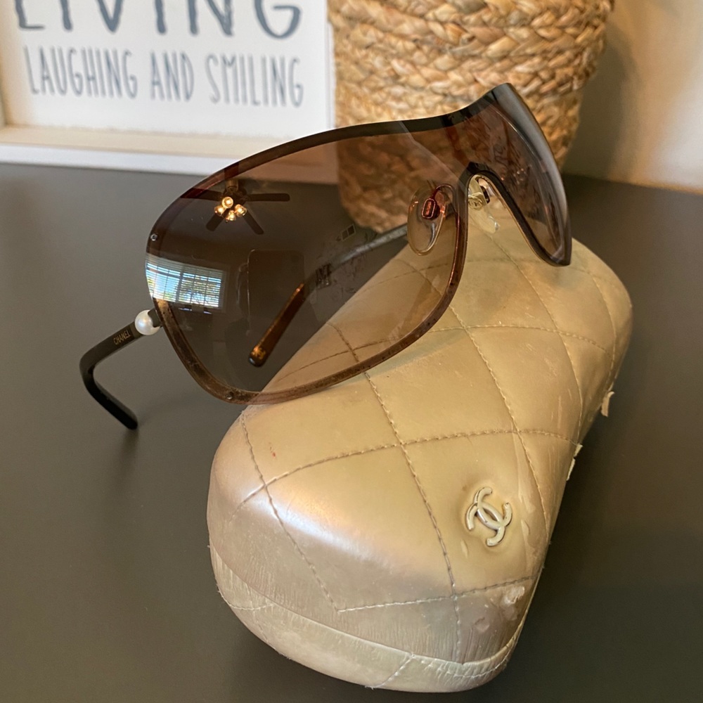 CHANEL brown shield Collection Perle Sunglasses